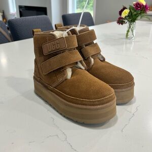 UGG® Neumel Platform Chukka Boot - Little Kid / Big Kid- Chestnut
